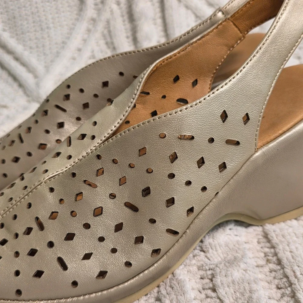 L'Amour Des Pieds Leada Wedge Sandals Gold Laser Cut Slingback Womens 7.5 M NEW